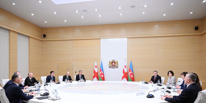 Prezident İlham Əliyevin Gürcüstanın Baş naziri İrakli Kobaxidze ilə geniş tərkibdə görüşü olub