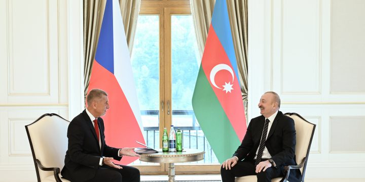 Prezident İlham Əliyevin Çexiyanın Baş naziri ilə təkbətək görüşü keçirilib