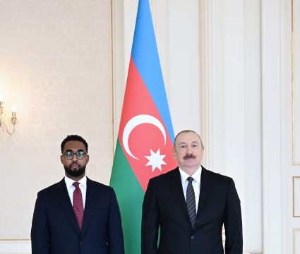 Prezident İlham Əliyev Somalinin Azərbaycana yeni təyin olunmuş səfirini qəbul edib