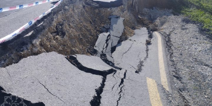 Bibiheybət yolunda torpaq sürüşməsi təhlükəsi yaranıb, hərəkət məhdudlaşdırılıb
