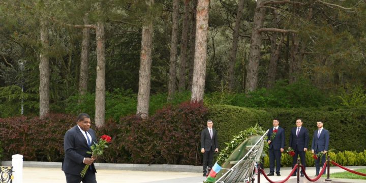 Parlamentlərarası İttifaqın Baş katibi Fəxri xiyabanı və Zəfər parkını ziyarət edib