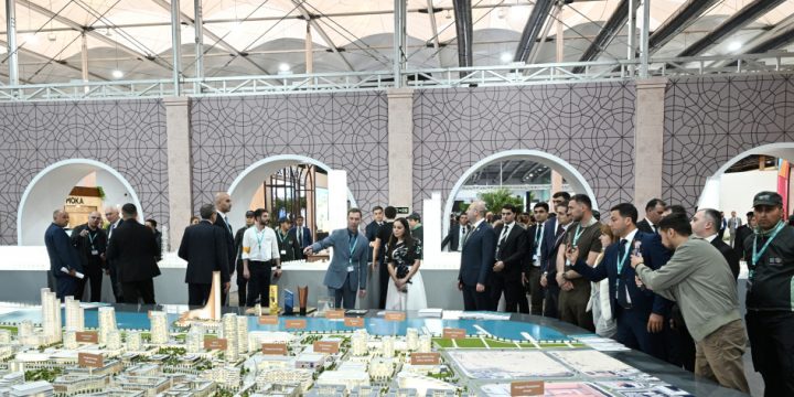Heydər Əliyev Fondunun vitse-prezidenti Leyla Əliyeva və Bakı Media Mərkəzinin rəhbəri Arzu Əliyeva “Urban Expo” sərgisi ilə tanış olublar