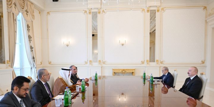 Prezident İlham Əliyev İslam İnkişaf Bankı Qrupunun sədrinin başçılıq etdiyi nümayəndə heyətini qəbul edib