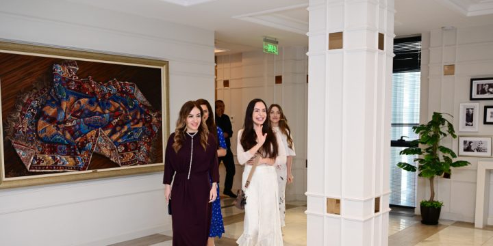 Leyla Əliyeva və Alona Əliyeva SƏNƏT Uşaq Musiqi və İncəsənət Mərkəzində təşkil olunan konsert proqramını izləyiblər