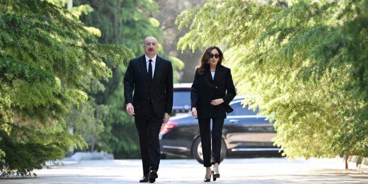Prezident İlham Əliyev və Birinci xanım Mehriban Əliyeva Fəxri xiyabanda Ulu Öndər Heydər Əliyevin məzarını ziyarət ediblər