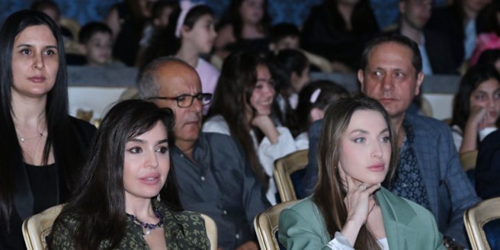 Leyla Əliyeva və Alona Əliyeva “Balaca şahzadə” əsəri əsasında hazırlanmış eyniadlı tamaşanı izləyiblər